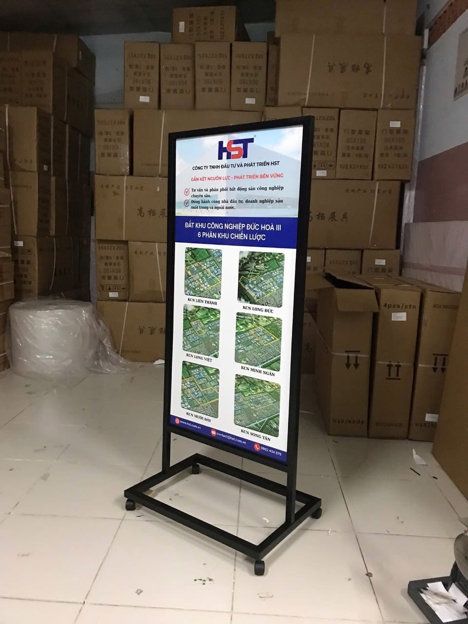 Standee khung sắt decal Formex trưng bày sản phẩm