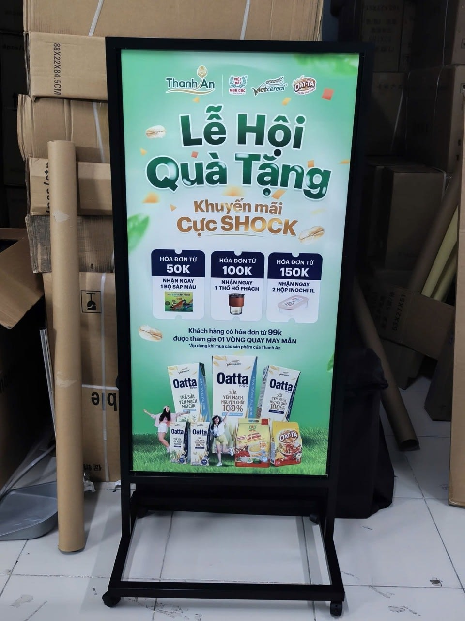 Biển standee khung sắt đứng 2 mặt Formex