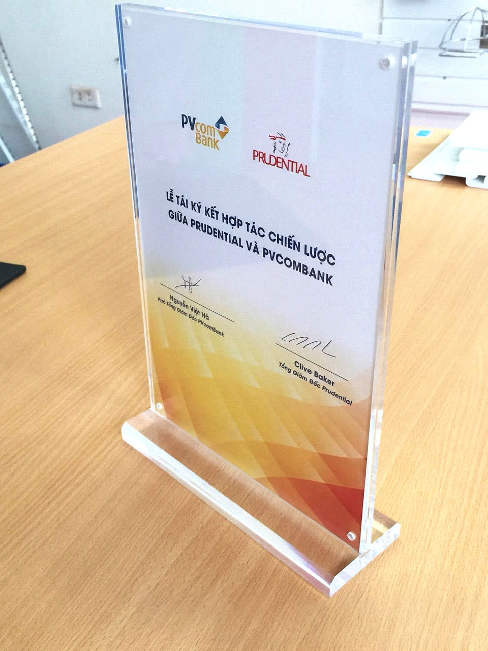Mẫu standee mica A5 2 mặt để bàn đẹp
