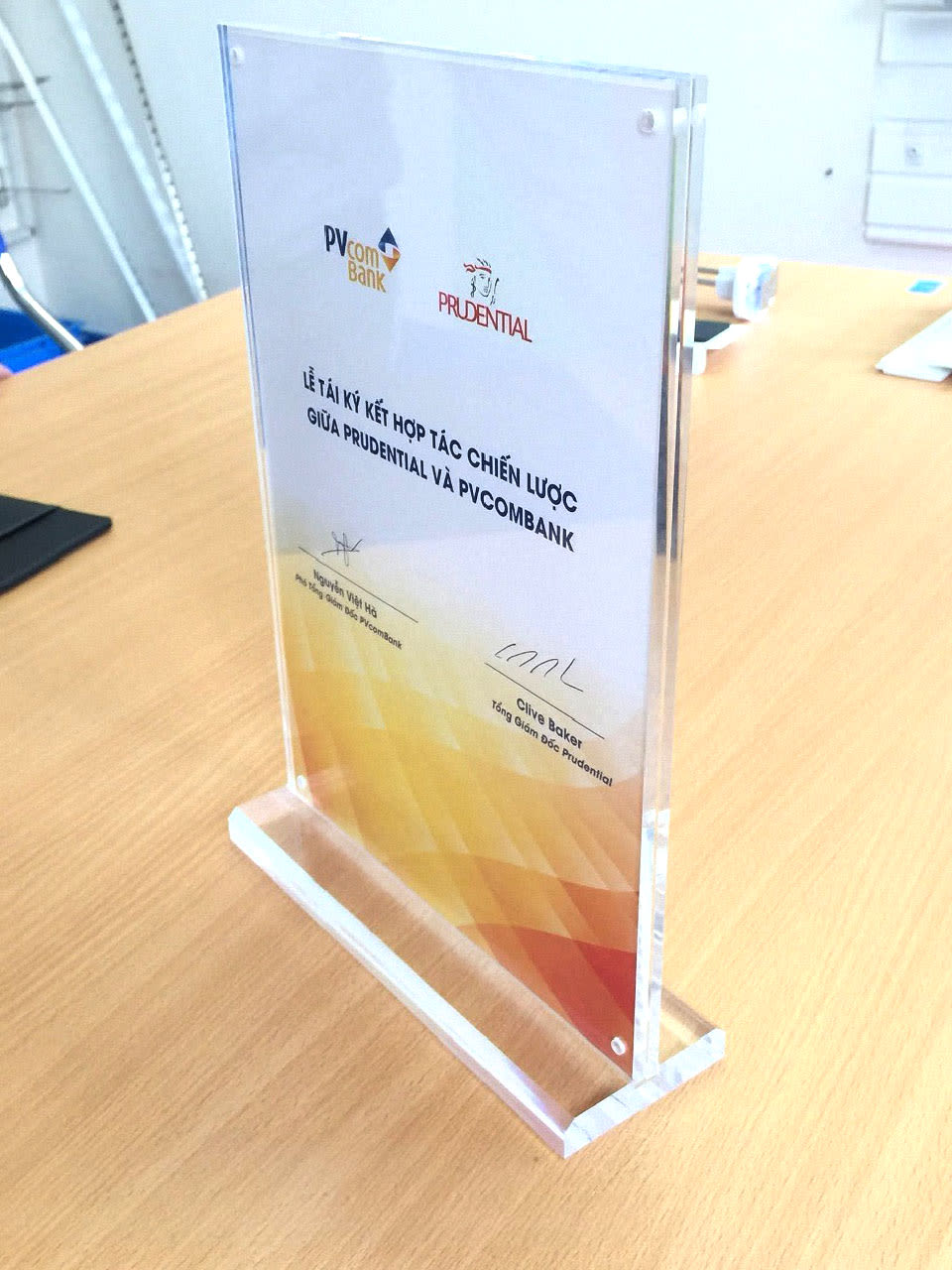 Standee mica A5 để bàn trưng bày menu