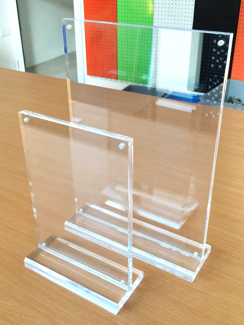 Standee mica 2 mặt đặt tại quầy