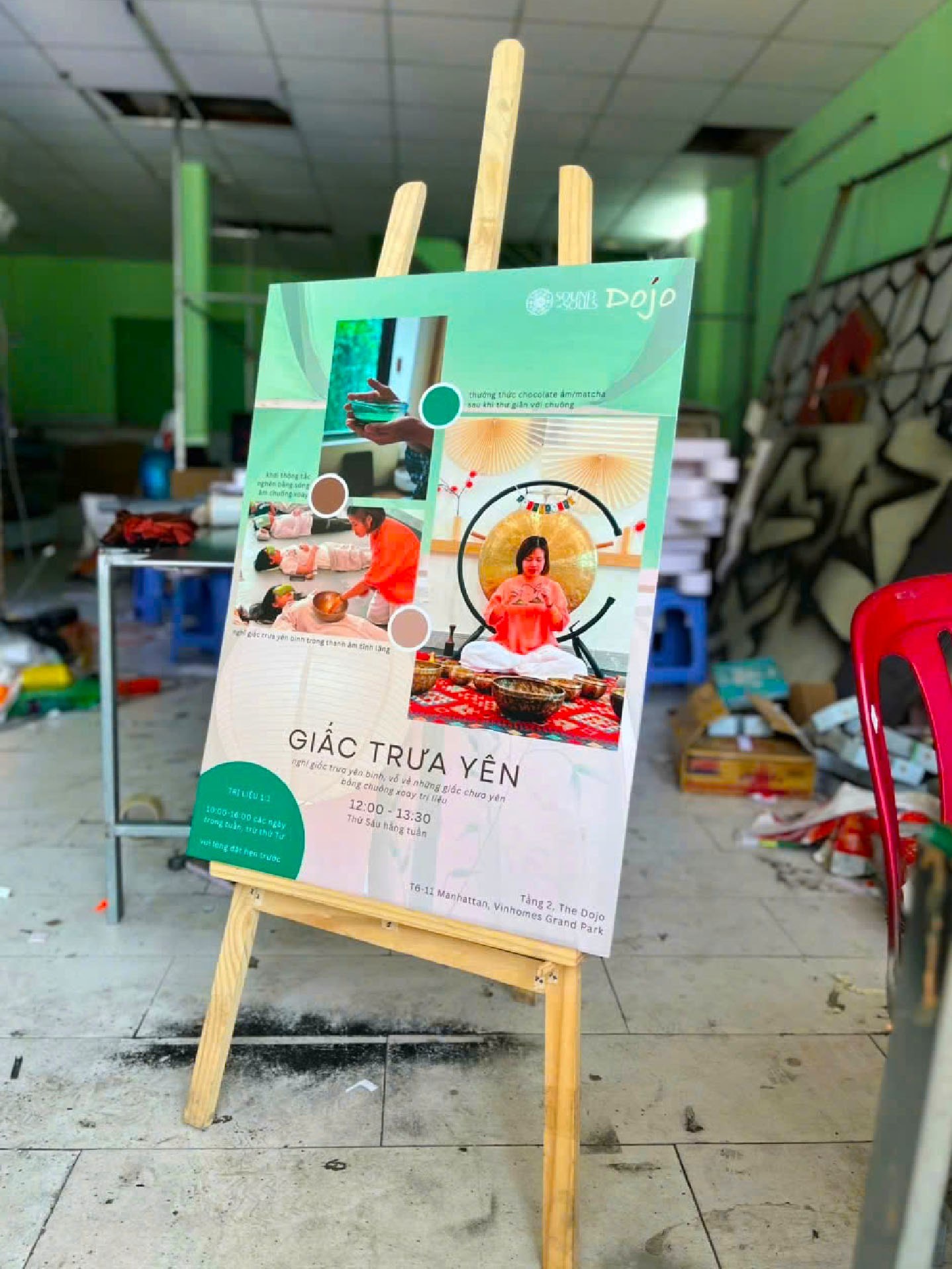 Standee chân gỗ đặt trước cửa hàng