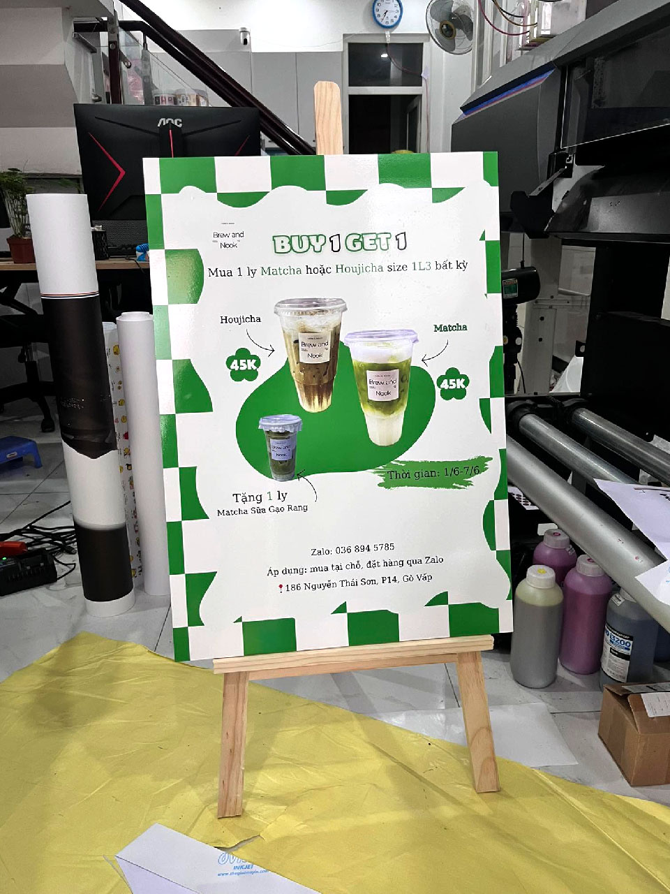 Standee chân gỗ trưng bày sản phẩm