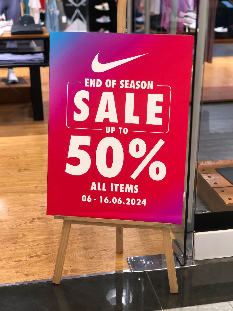Standee chân gỗ trưng bày menu