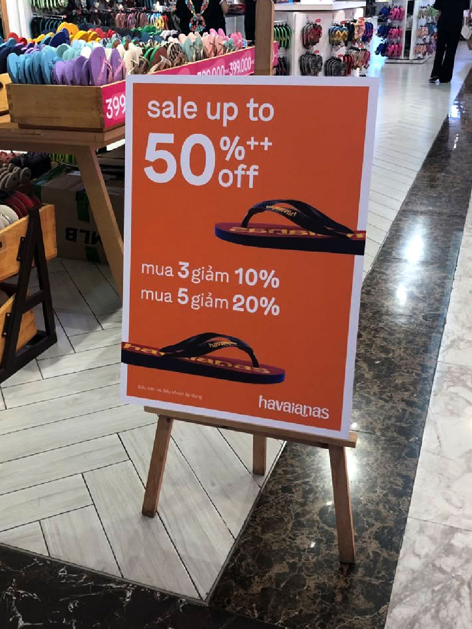 Standee chân gỗ quảng bá thương hiệu