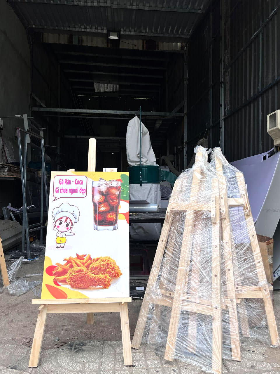 Standee chân gỗ cho nhà hàng
