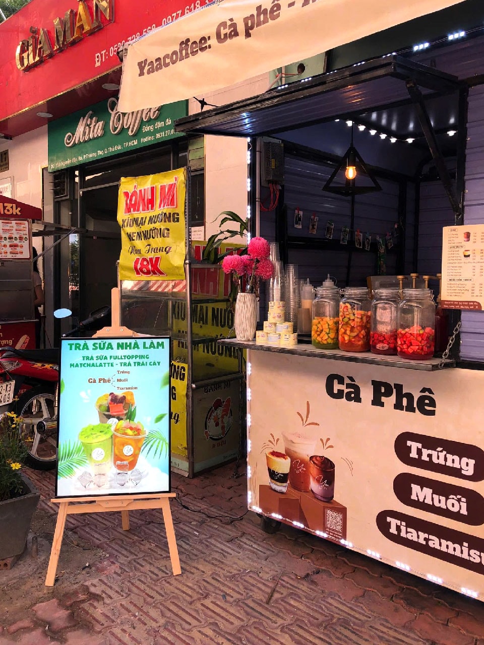 Standee chân gỗ cho cửa hàng bán lẻ