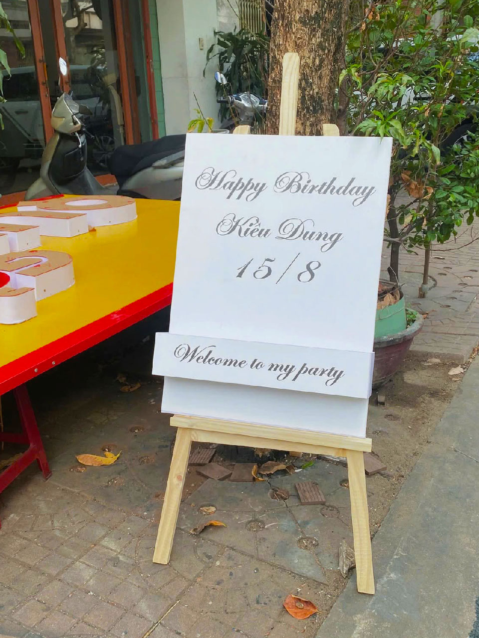 Standee chân gỗ giới thiệu chương trình khuyến mãi