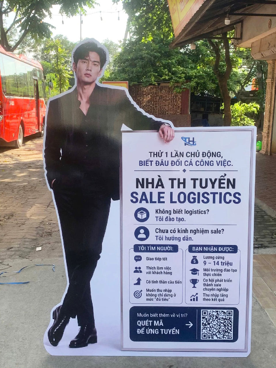 Standee hình người decal cán Formex có khung sắt