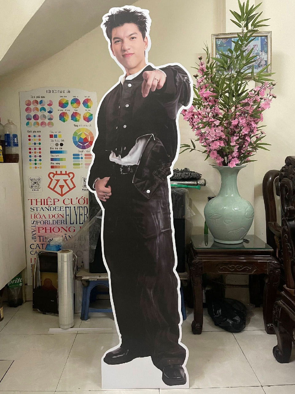 Mẫu standee hình người decal cán Formex đẹp