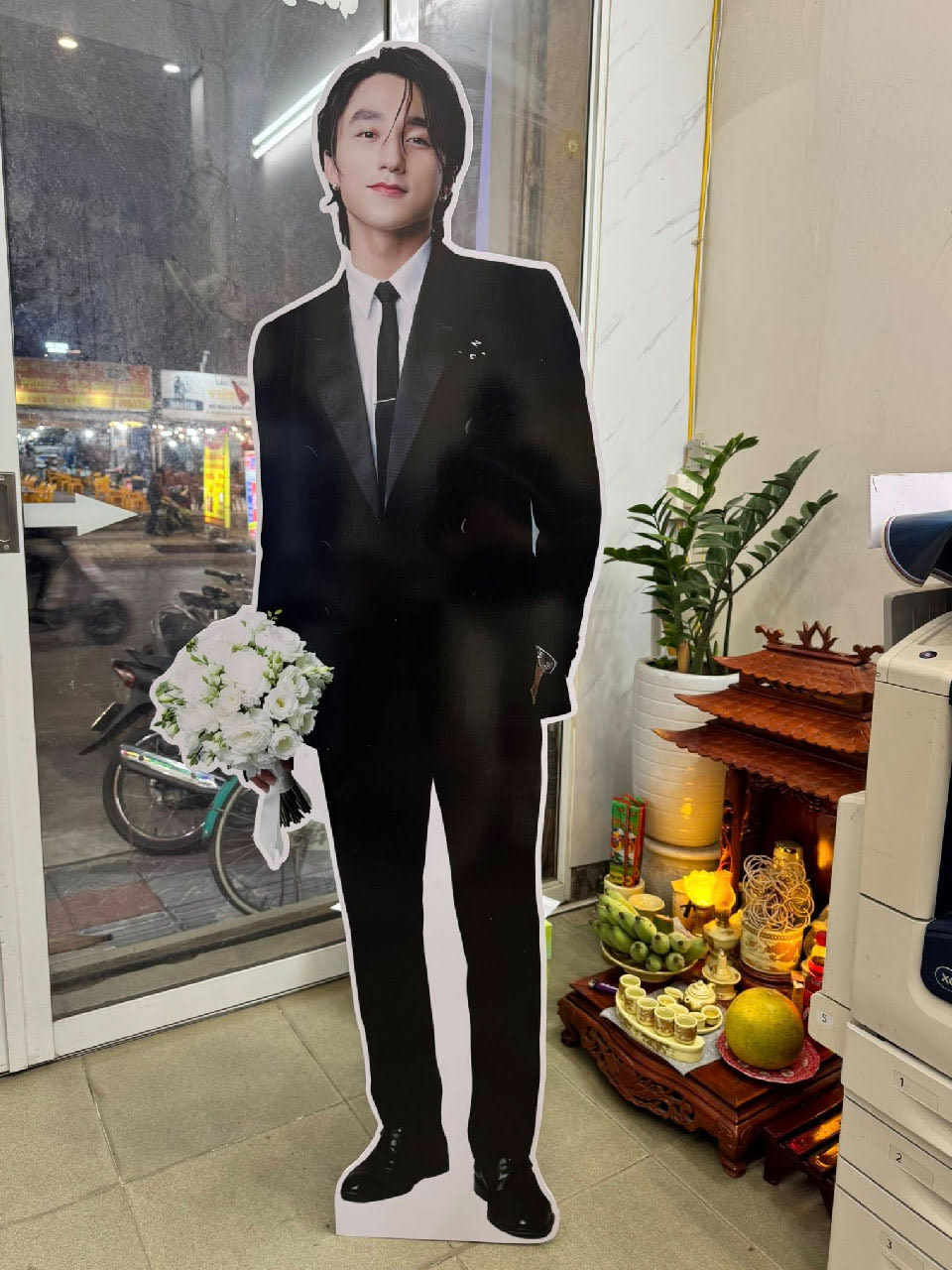 Standee mô hình người Formex khung sắt quảng cáo
