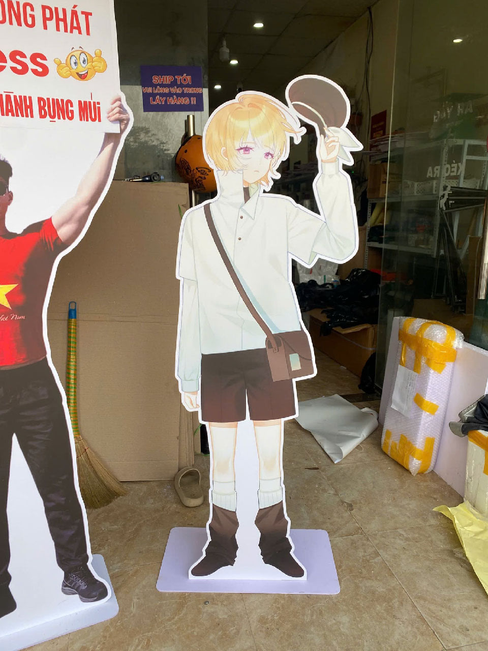 Standee hình người trưng bày cửa hàng