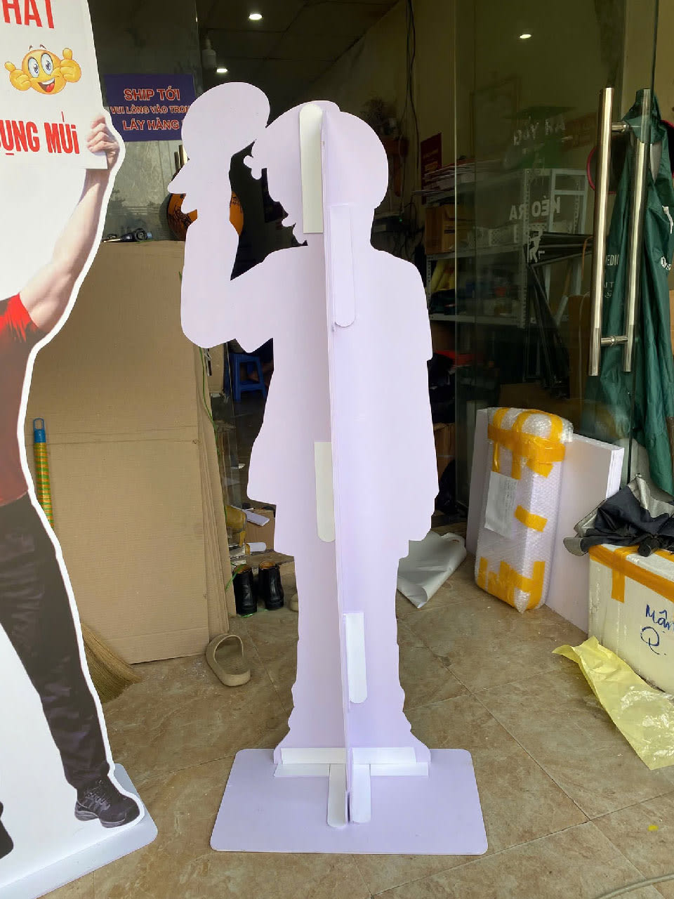 Biển standee hình người decal cán Formex có khung sắt
