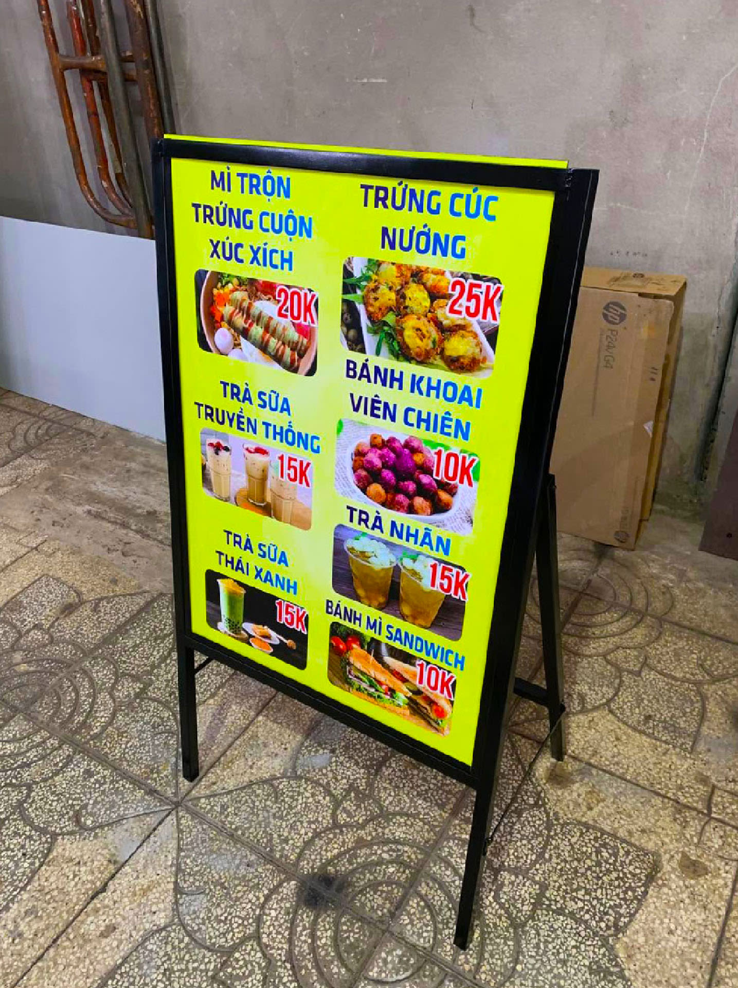 Thi công standee chữ A 1 mặt decal cán Formex