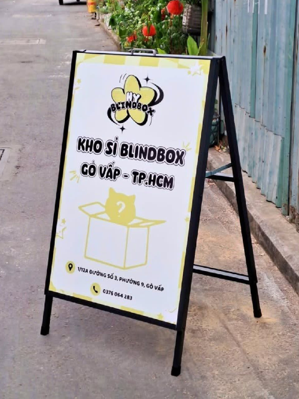 Mẫu standee chữ A 1 mặt hiện đại