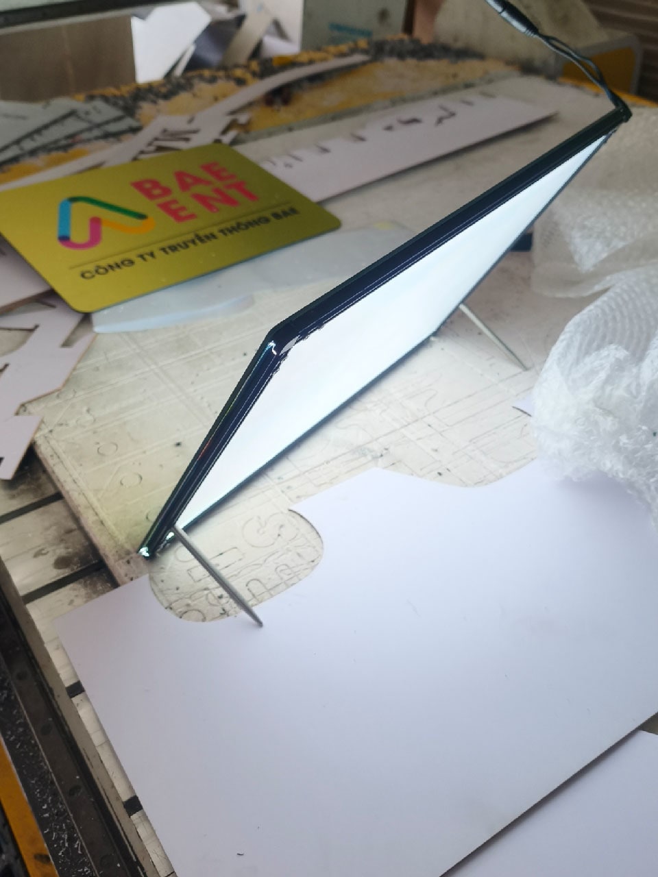 Bảng menu LED A4 đặt tại quầy thu ngân