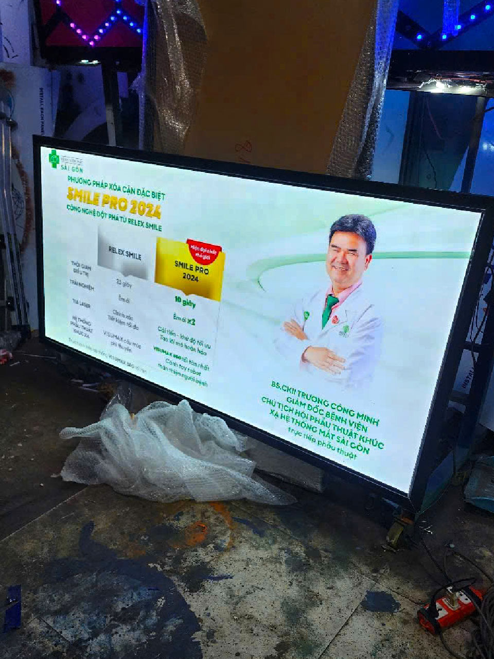 Tranh điện siêu mỏng khung nhôm cho showroom