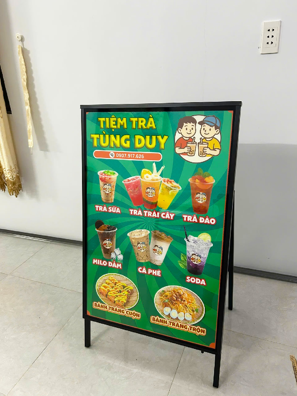 Bảng menu LED chân đứng 2 mặt đặt trước cửa hàng