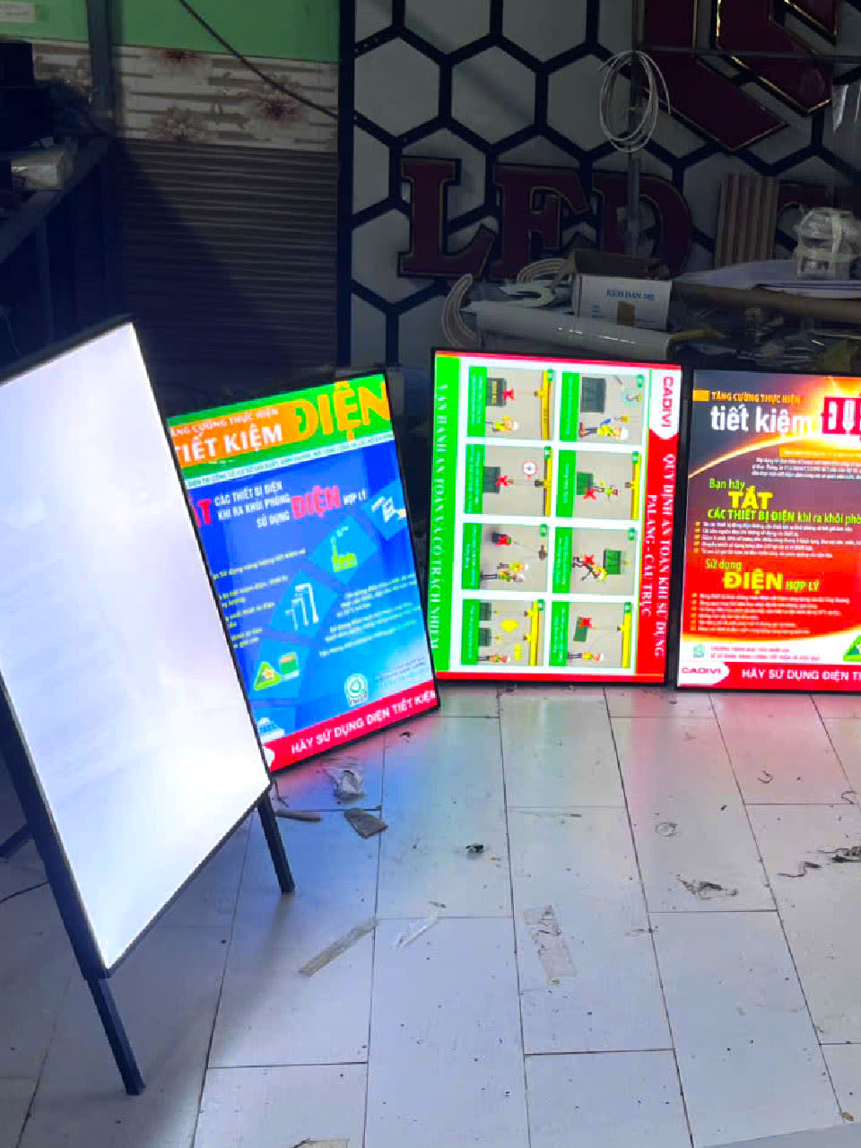 Bảng menu LED chân đứng 2 mặt cho quán cafe