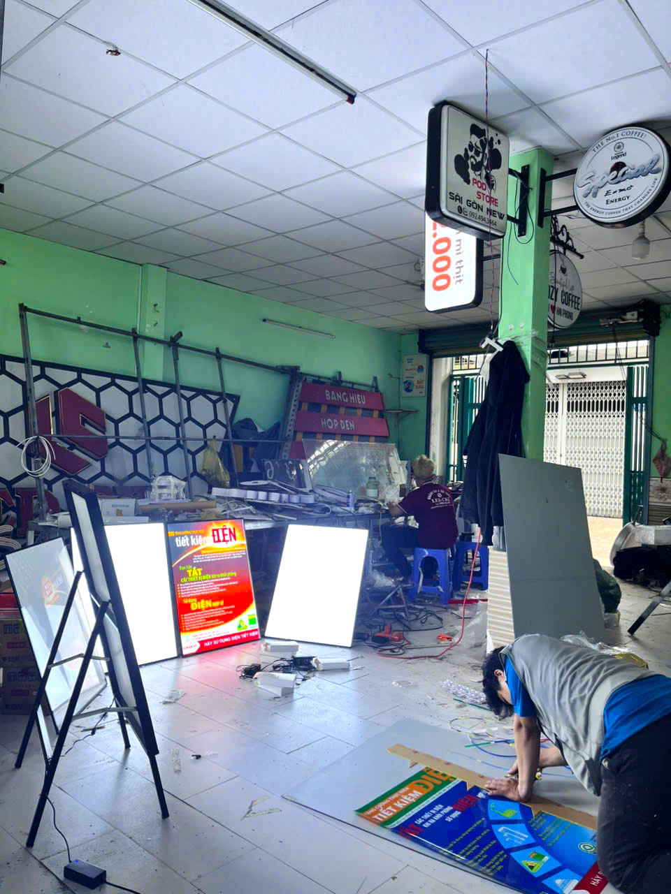 Bảng menu LED chân đứng 2 mặt cho quán trà sữa