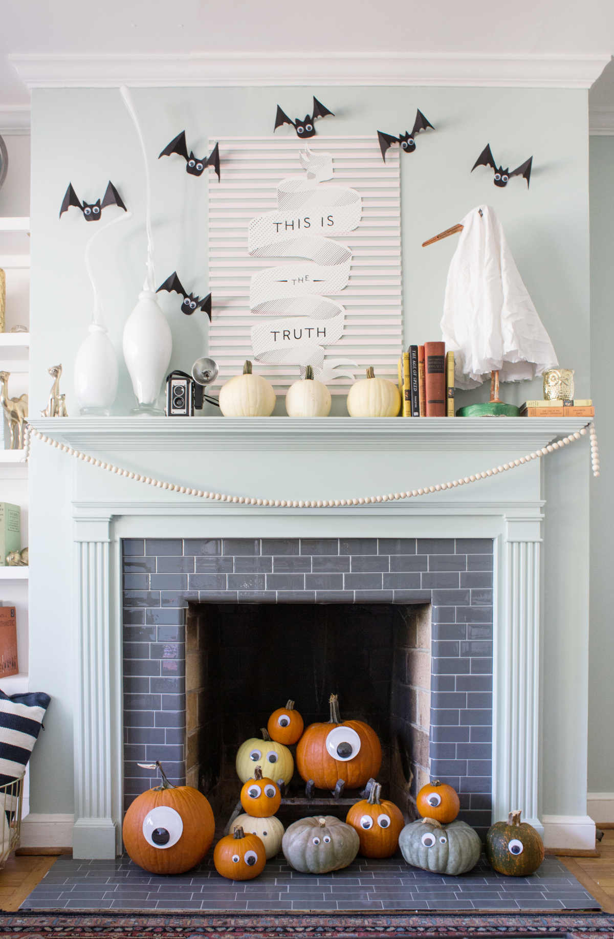 cute and easy halloween mantel decor