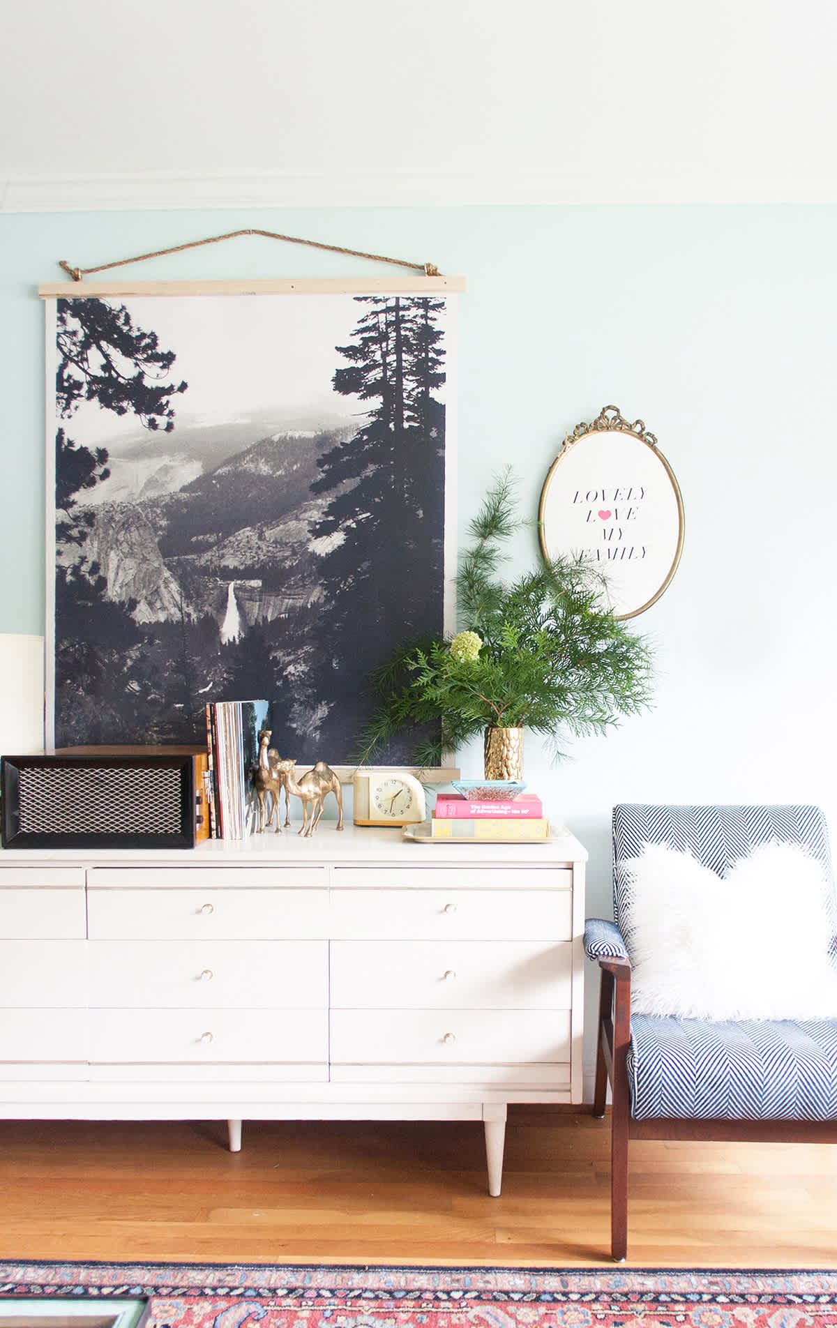 DIY Black and white wall hanging DIY black and white poster wall hanging