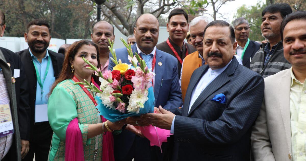 Chief Guest Hon’ble Dr. Jitendra Singh, Minister of State, PMO and Personnel Public Grievances & Pensions is welcomed by Shri Mukesh Kumar, Managing Director and Smt. Parameshwari Bagri, Chairperson, Kendriya Bhandar