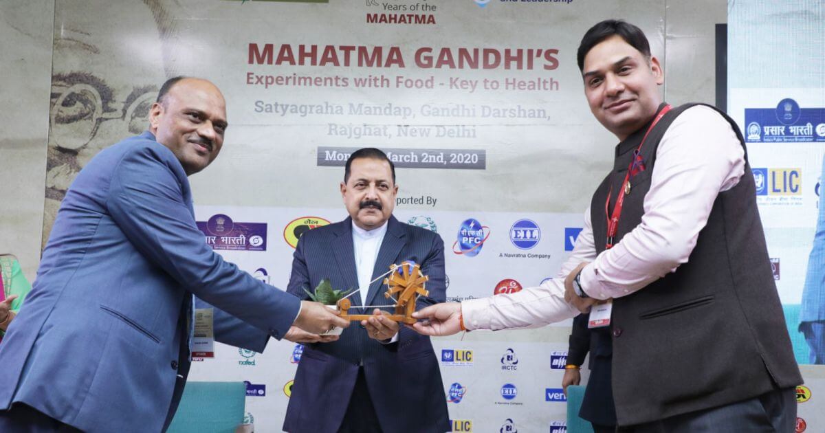 Chief Guest Hon’ble Dr. Jitendra Singh (MoS PMO) is presented a Charkha by Shri Mukesh Kumar, Managing Director Kendriya Bhandar and Shri Vikas Sharma, Chief Executive, Centre for Strategy & Leadership