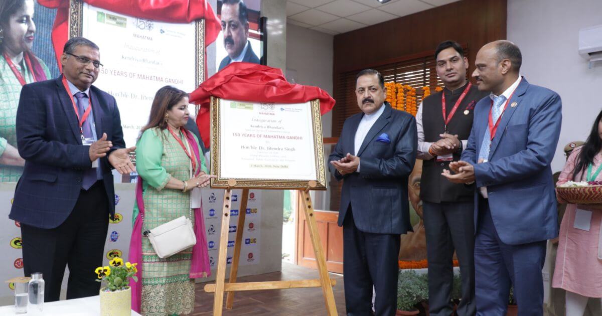 Unveiling of the ceremonial plaque of the special series to commemorate 150 years of Mahatma Gandhi