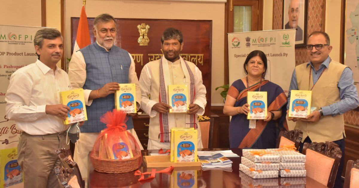 Respected dignitaries launching Dilli Bakes, Whole Wheat Milk Rusk.  Left to Right: Mr. Manoj Joshi (IAS), Special Secretary (MoFPI), Mr. Prahlad Patel, Hon'ble MoS (MoFPI), Mr. Pashupati Paras, Hon'ble Cabinet Minister (MoFPI), Ms. Pushpa Subrahmanyam (IAS), Secretary (MoFPI), and, Mr. Sanjeev Chadha (IFS), MD (Nafed)