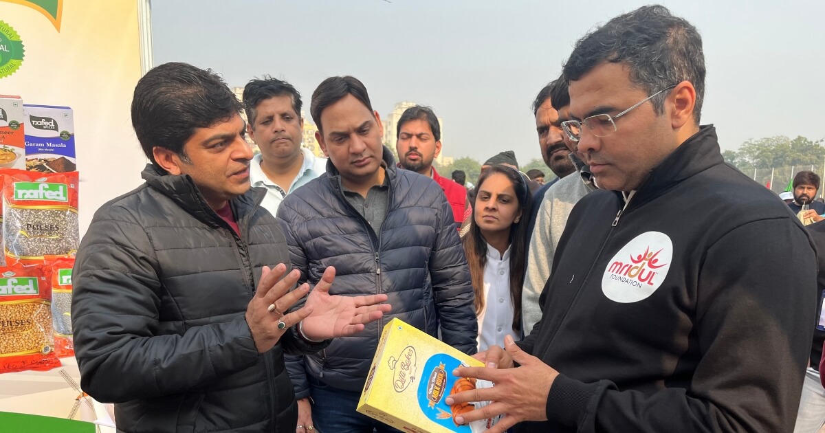 Mr Amit Goel, GM, NAFED (left) explaining the ODOP products to Mr Parvesh Sahib Singh Verma, Hon’ble Member of Parliament (right). Mr Vikas Sharma, Director & CEO, CSL (centre) along with other dignitaries witnessing the discussion.