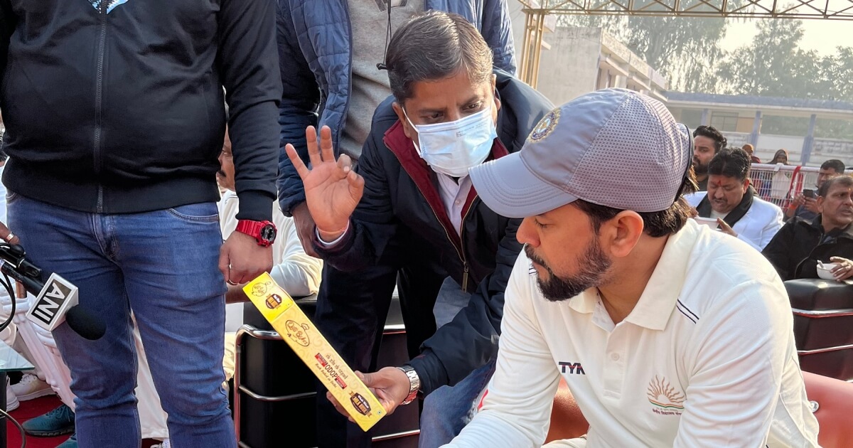 Mr Vikrant Chandel, Senior Manager, CSL explaining the ODOP products to Mr Anurag Singh Thakur, Hon’ble Minister of Youth Affairs & Sports and Information & Broadcasting, Government of India