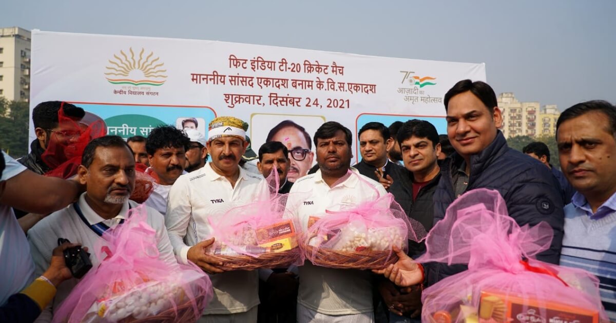 Hon’ble MPs, Mr Manoj Kumar Tiwari and Mr Praveen Kumar Nishad receive gift baskets of ODOP products from Mr Vikas Sharma, Director and CEO, CSL.