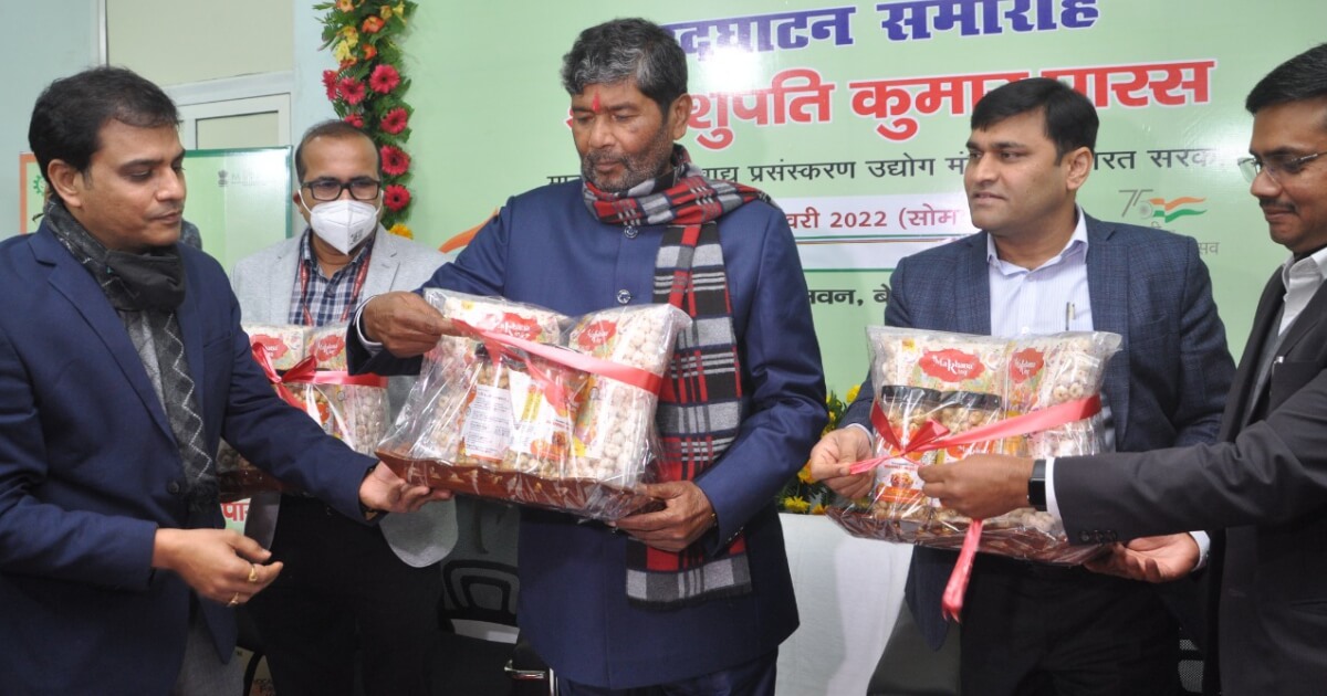 Shri Pashupati Kumar Paras, Hon’ble Union Minister, Ministry of Food Processing Industries (MoFPI) launching Makhana King with Shri Pankaj Kumar Prasad, AMD, Nafed (left).