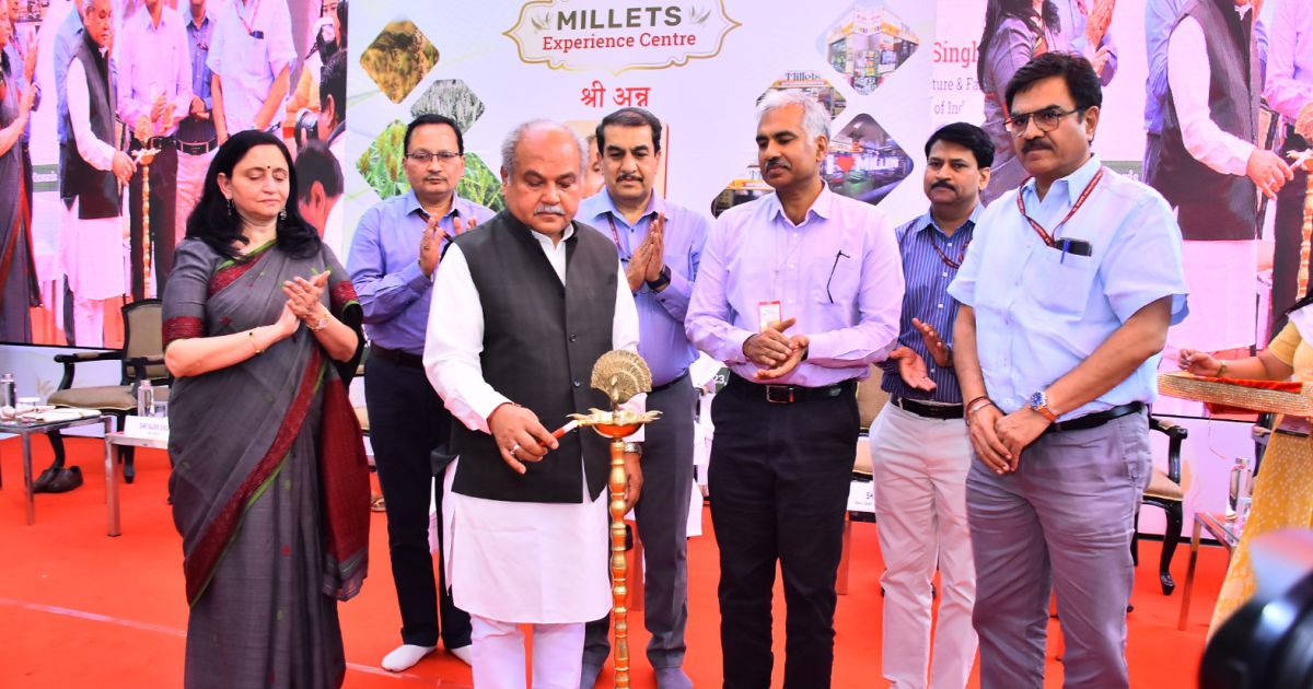 Lighting the lamp by Chief Guest Shri Narendra Singh Tomar, Hon’ble Union Minister, MoA&FW.