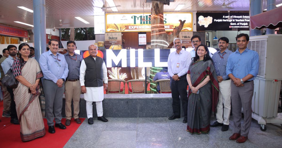 Shri Narendra Singh Tomar, Hon’ble Union Minister, MoA&FW, along with the esteemed dignitaries unveiling the Millets Experience Centre.