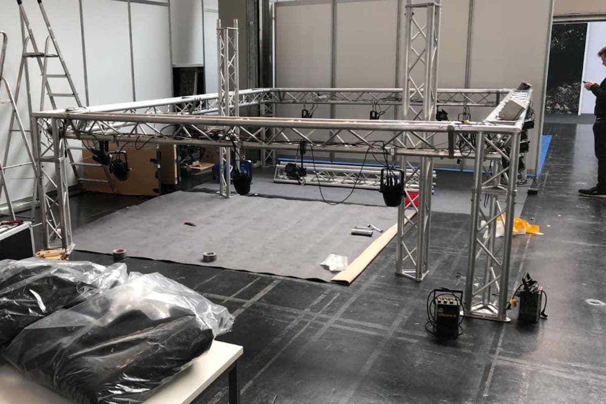Aufgebauter Traversenrahmen auf vier Stützen