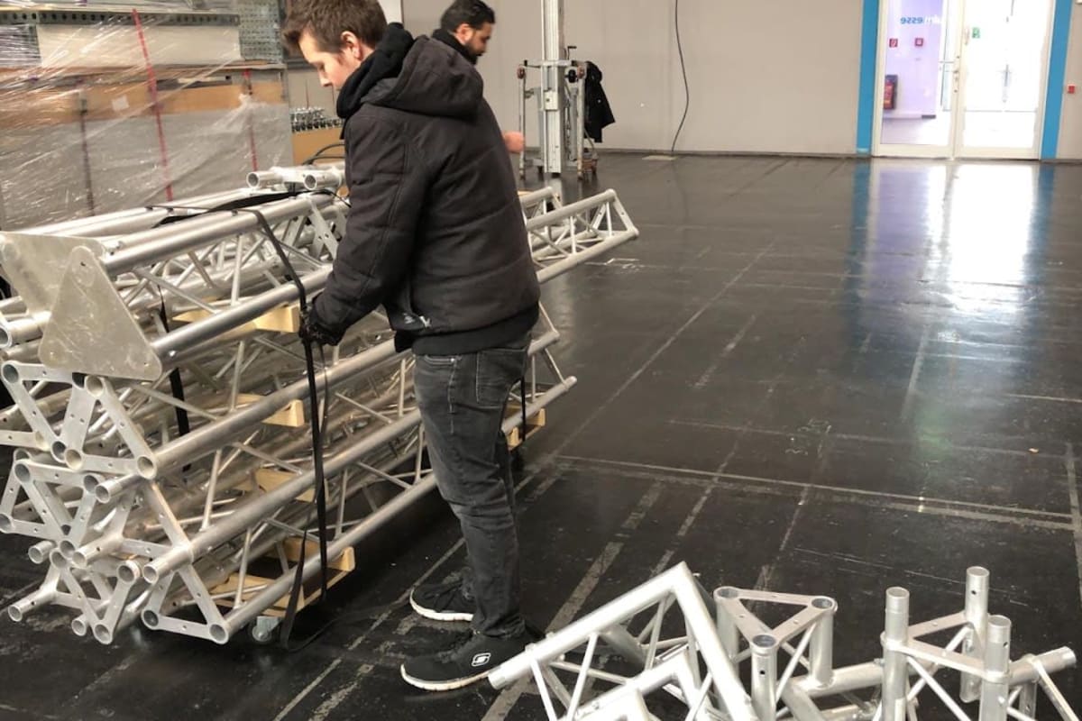 Traversenteile auf dem Transportwagen vor dem Aufbau