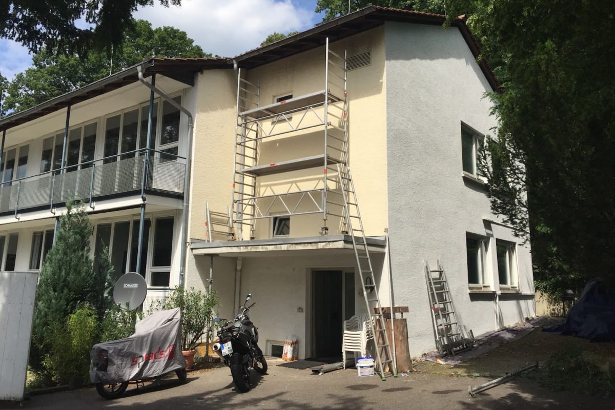 Fahrgerüst an der Fassade, Arbeiten am Dachüberstand