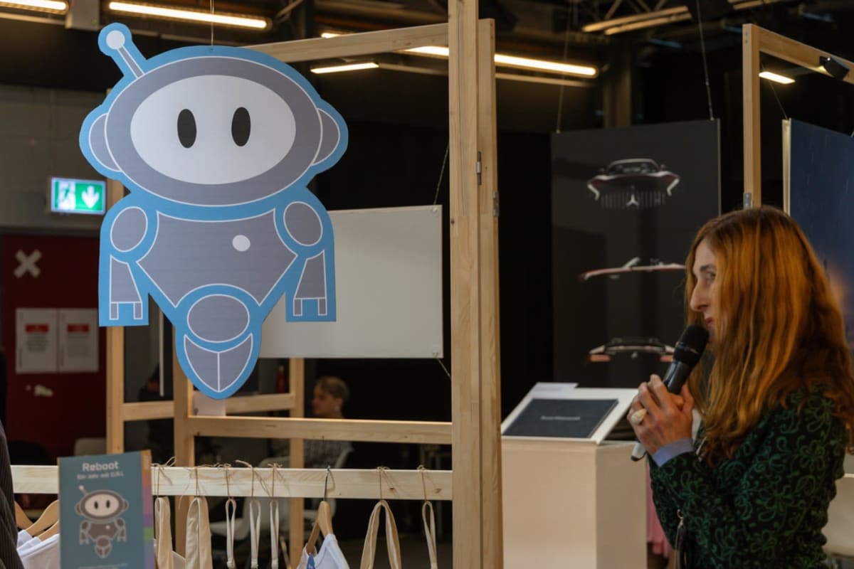 Messestand aus Stellwänden mit Grafik und Monitor