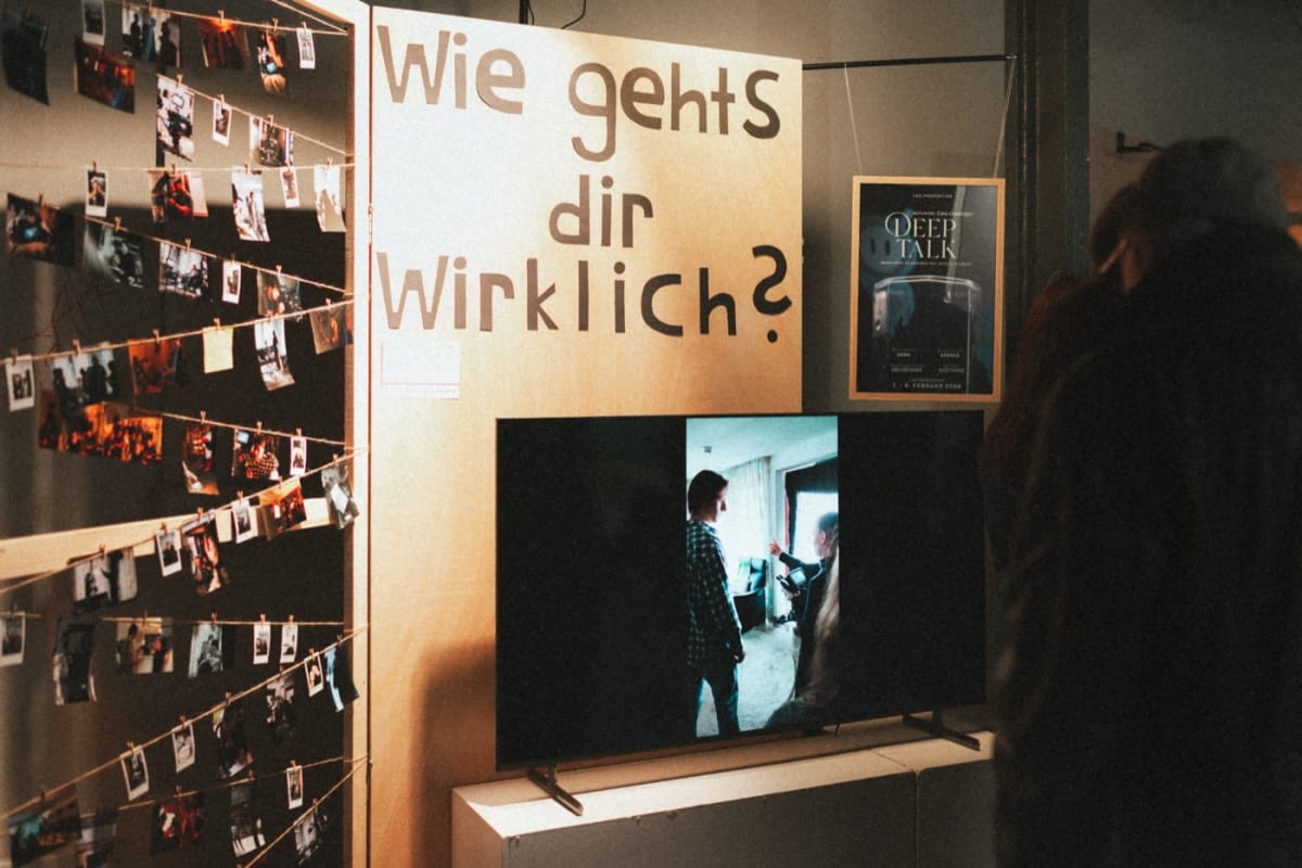 Fotowand mit Polaroids, Besucher davor