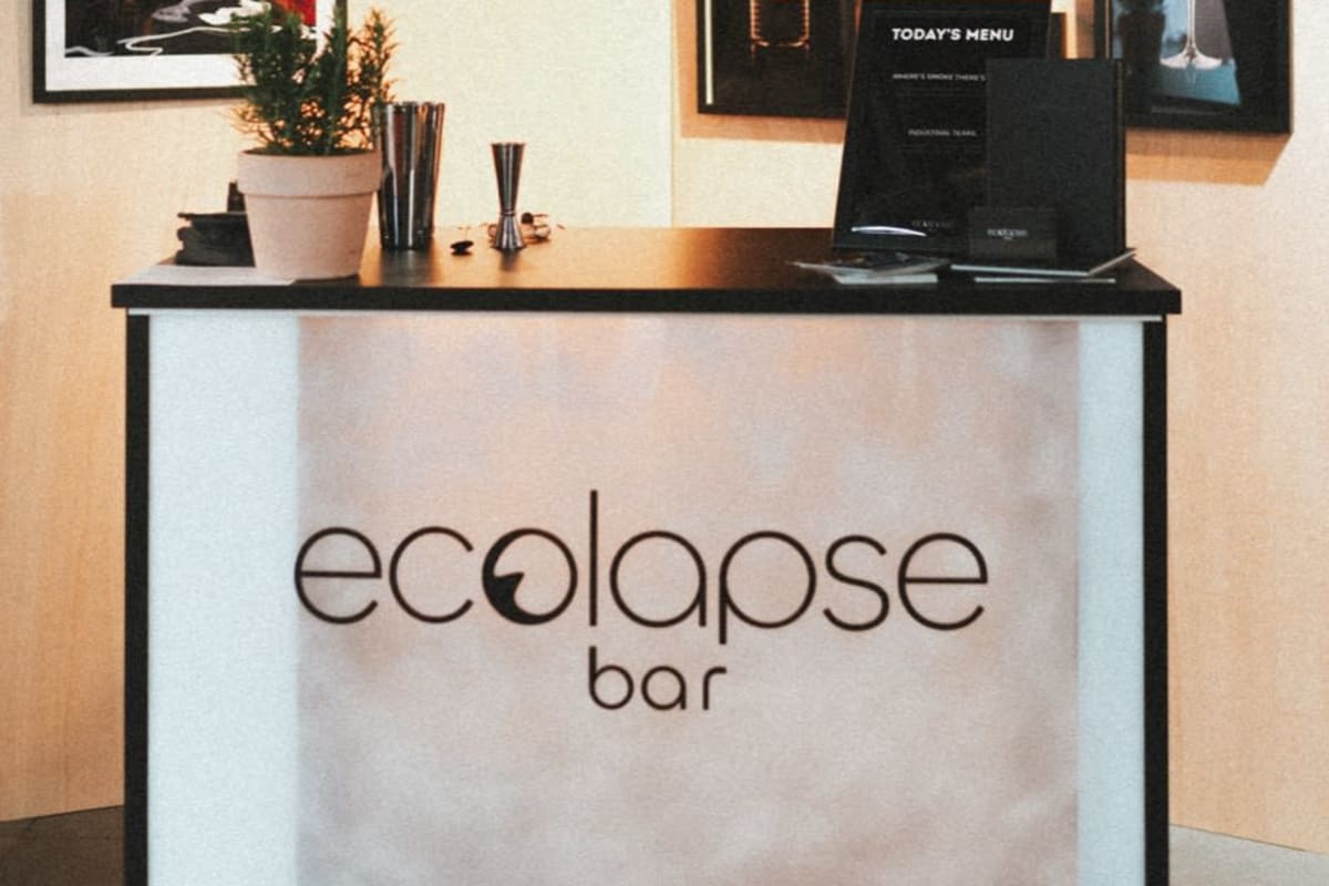 Stellwände als Rückwand einer Bar