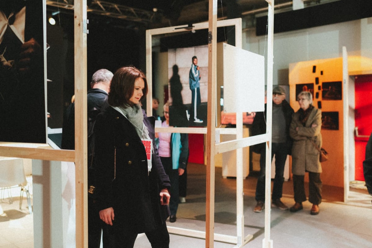 Ausstellungsgang zwischen den Wänden