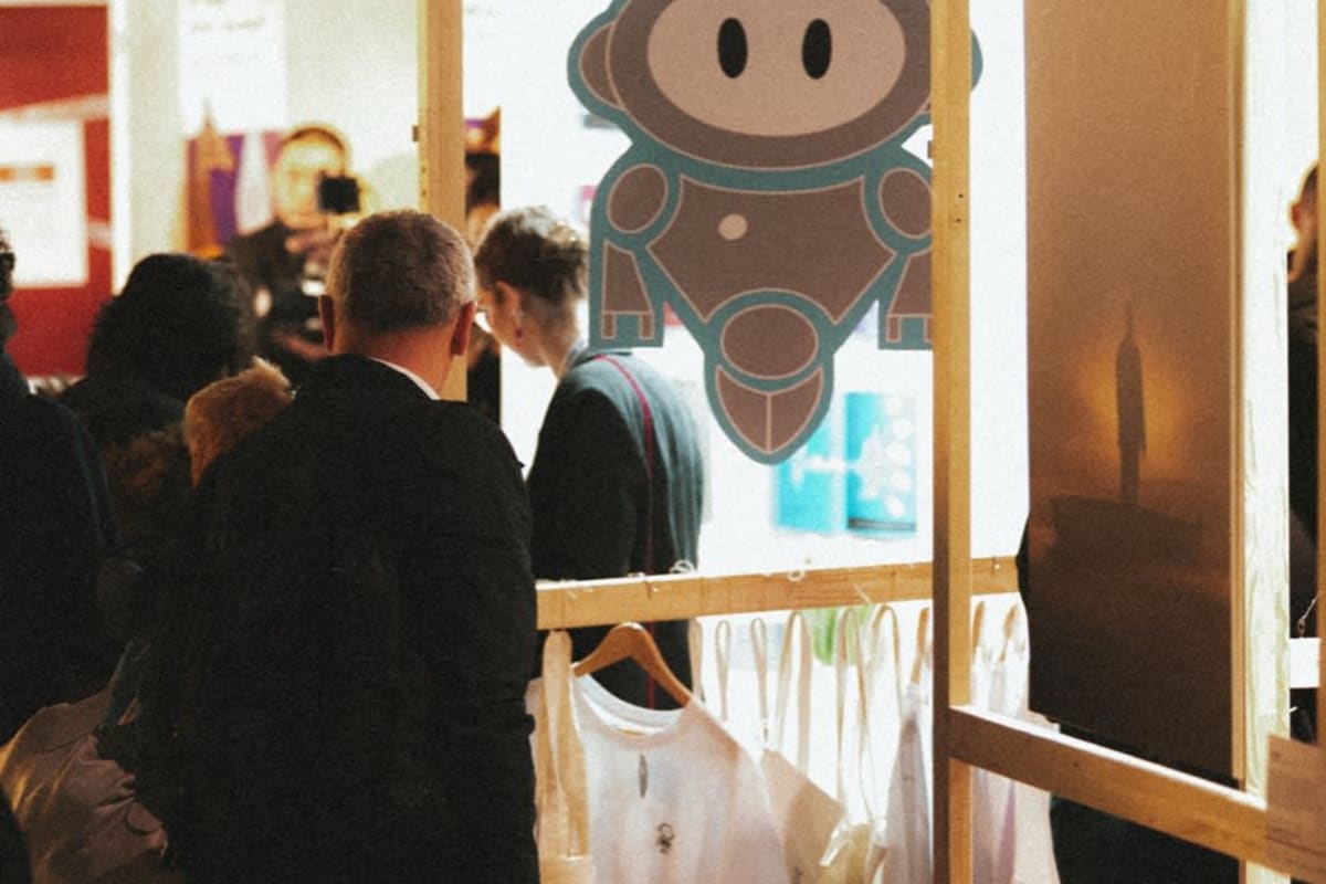 Stand mit Kleiderstange und Grafik