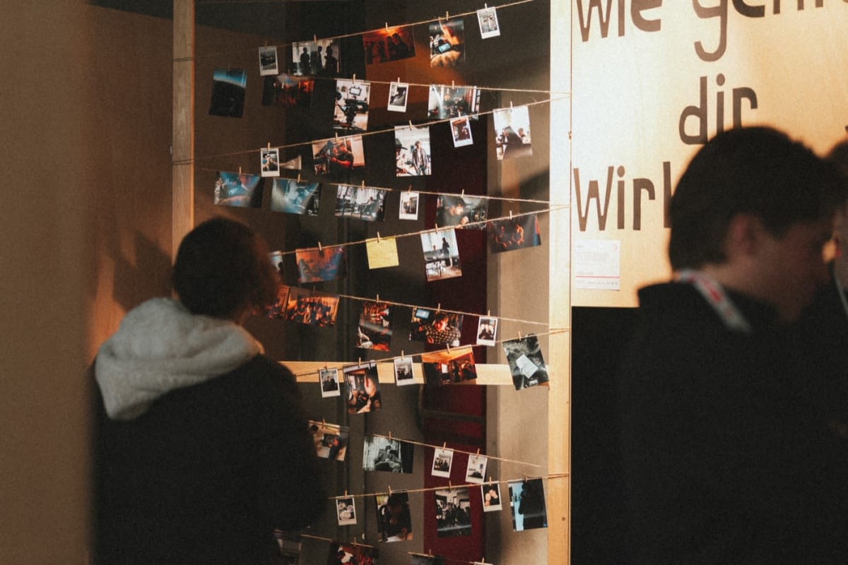 Detail der Polaroid-Wand