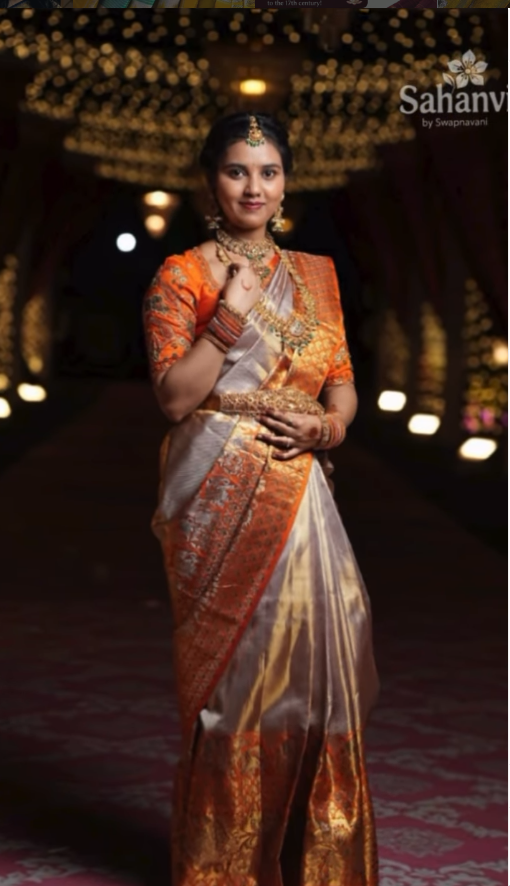 Capturing a moment of pure elegance in this Kanchipattu saree ✨, the Sahanvi woman embodies the timeless beauty of a Sahanvi by Swapnavani creation 💫 She radiates poise and sophistication 🤍, carrying the rich Kanchipattu silk with effortless grace 💛. As a Sahanvi woman, her natural elegance highlights the saree’s luxurious texture and graceful drape 🌿 Her styling perfectly complements the vibrant contrast of the saree 🌈, creating a look that is both classic and captivating 💖 A stunning expression of traditional sophistication 👑 A beautiful moment where heritage meets modern grace ✨🌸