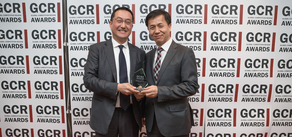 Yoon and Yang win Regional Firm of the Year - Asia Pacific. L-R: Paul Rhee and Jae Young Kim.