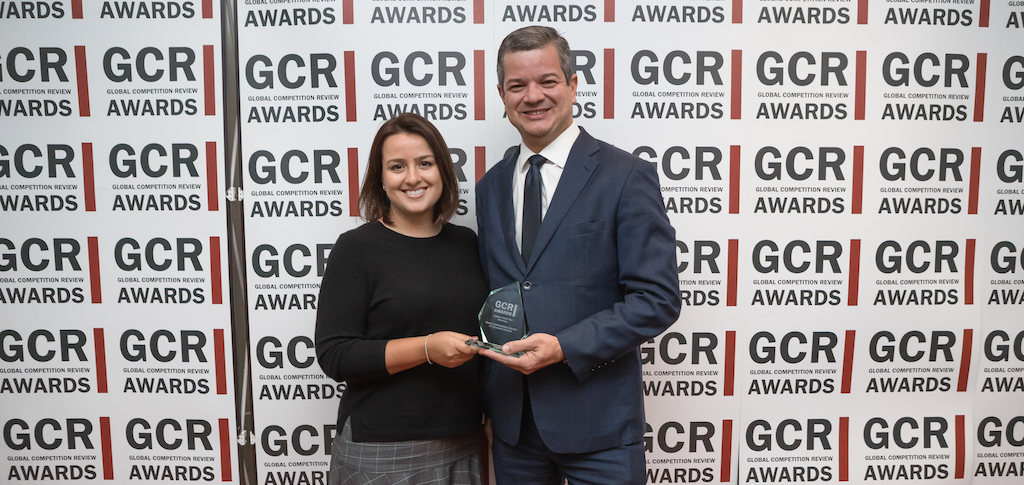CADE wins Agency of the Year - Americas. L-R: Paula Farani de Azevedo Silveira and Alexandre Barreto de Souza.