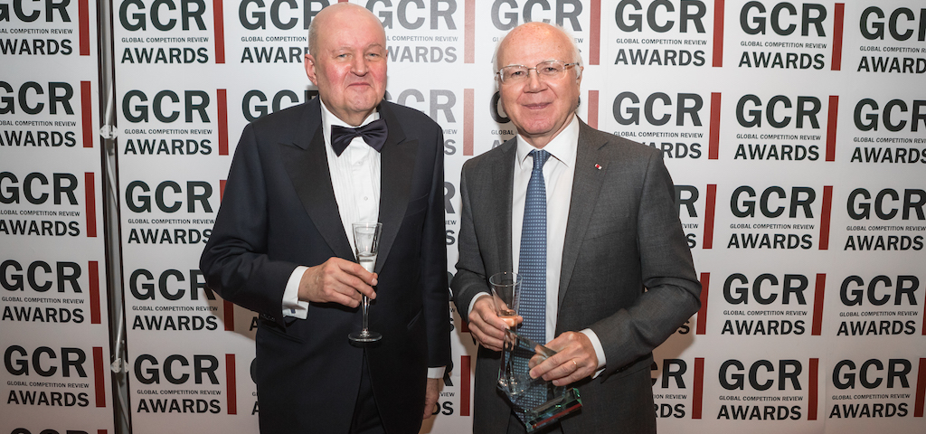 Lifetime Award winner Bruno Lasserre (right)