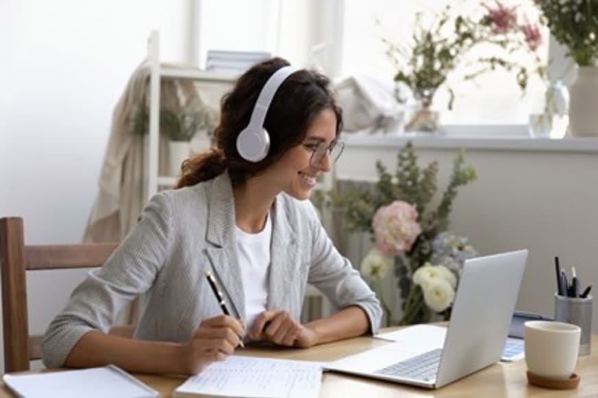 Woman looking a webinar